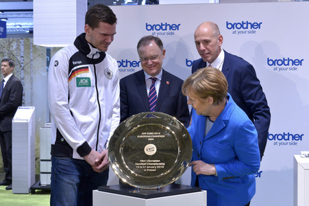 Angela Merkel beim Rundgang über die Computermesse CeBIT in Hannover