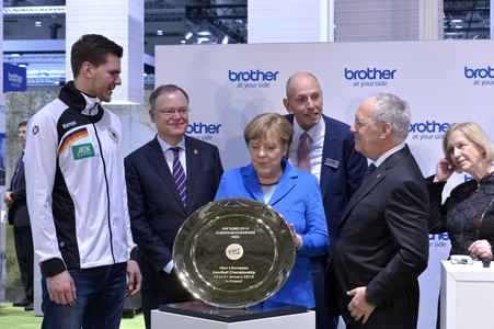 Angela Merkel beim Rundgang über die Computermesse CeBIT in Hannover