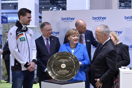 Angela Merkel beim Rundgang über die Computermesse CeBIT in Hannover