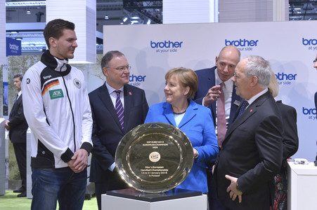 Angela Merkel beim Rundgang über die Computermesse CeBIT in Hannover