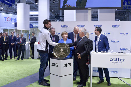 Angela Merkel beim Rundgang über die Computermesse CeBIT in Hannover