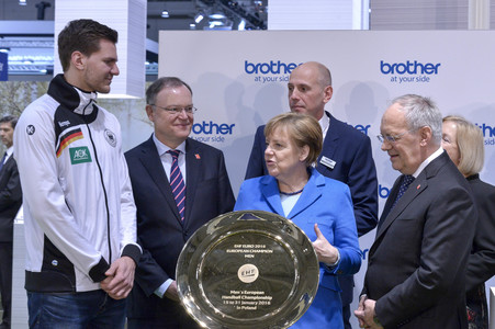Angela Merkel beim Rundgang über die Computermesse CeBIT in Hannover