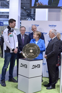 Angela Merkel beim Rundgang über die Computermesse CeBIT in Hannover