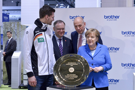 Angela Merkel beim Rundgang über die Computermesse CeBIT in Hannover
