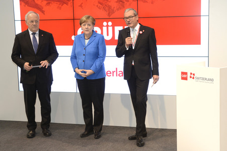 Angela Merkel beim Rundgang über die Computermesse CeBIT in Hannover
