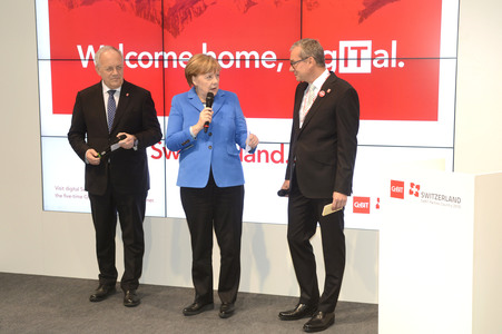 Angela Merkel beim Rundgang über die Computermesse CeBIT in Hannover