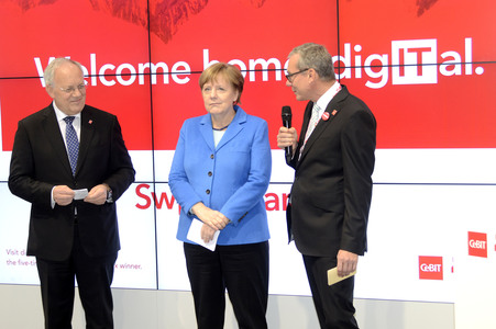 Angela Merkel beim Rundgang über die Computermesse CeBIT in Hannover