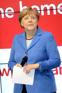 Angela Merkel beim Rundgang über die Computermesse CeBIT in Hannover