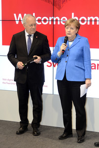 Angela Merkel beim Rundgang über die Computermesse CeBIT in Hannover