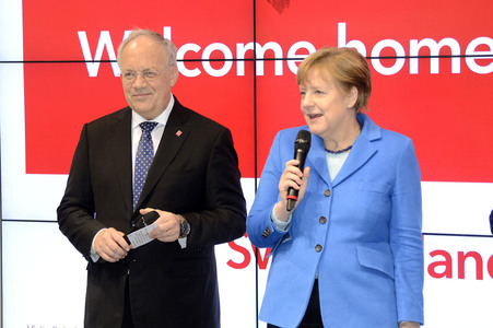 Angela Merkel beim Rundgang über die Computermesse CeBIT in Hannover