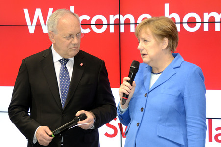 Angela Merkel beim Rundgang über die Computermesse CeBIT in Hannover