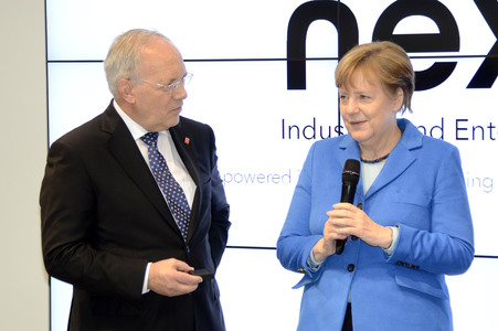 Angela Merkel beim Rundgang über die Computermesse CeBIT in Hannover
