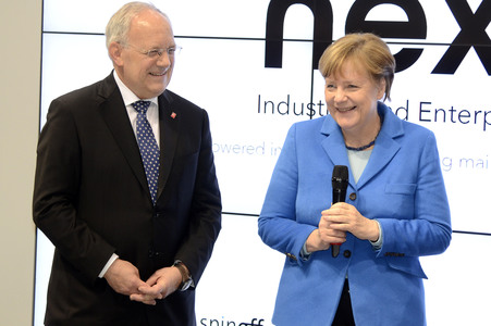 Angela Merkel beim Rundgang über die Computermesse CeBIT in Hannover