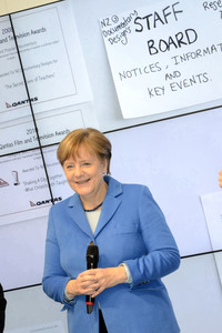 Angela Merkel beim Rundgang über die Computermesse CeBIT in Hannover