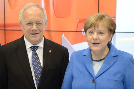 Angela Merkel beim Rundgang über die Computermesse CeBIT in Hannover