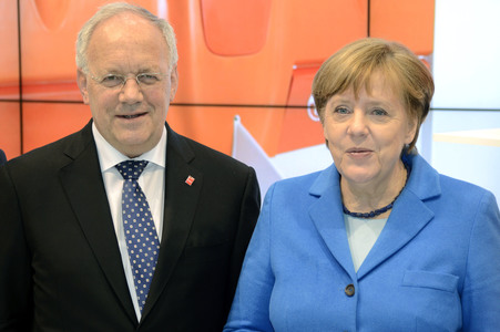 Angela Merkel beim Rundgang über die Computermesse CeBIT in Hannover