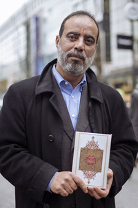 Ibrahim Abou-Nagie verteilt Korane in Köln
