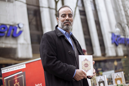 Ibrahim Abou-Nagie verteilt Korane in Köln