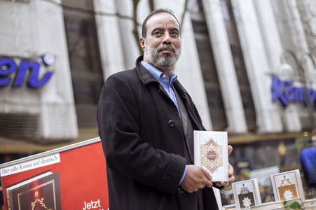 Ibrahim Abou-Nagie verteilt Korane in Köln