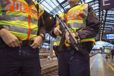 Polizisten mit Maschinenpistole am Kölner HBF