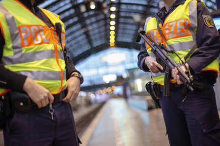 Polizisten mit Maschinenpistole am Kölner HBF