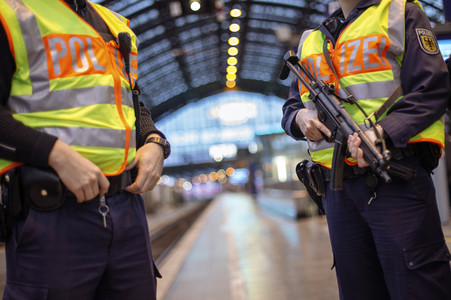 Polizisten mit Maschinenpistole am Kölner HBF
