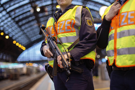 Polizisten mit Maschinenpistole am Kölner HBF