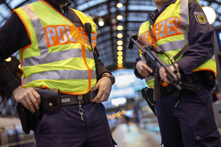 Polizisten mit Maschinenpistole am Kölner HBF