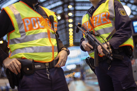 Polizisten mit Maschinenpistole am Kölner HBF