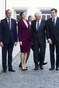 Letizia von Spanien besucht die BBVA MicroFinanzas Foundation in Madrid