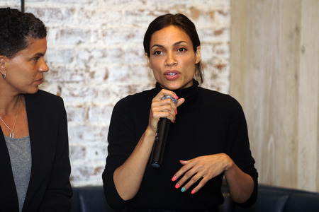 Rosario Dawson Wahlkampagne für Bernie Sanders in New York