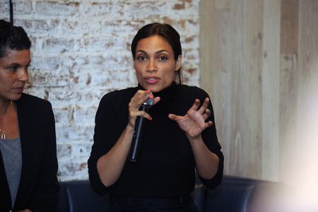 Rosario Dawson Wahlkampagne für Bernie Sanders in New York