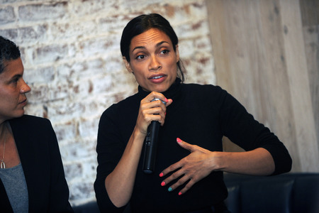 Rosario Dawson Wahlkampagne für Bernie Sanders in New York