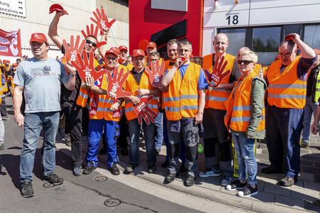 Warnstreick der IG Metall  in Obertshausen