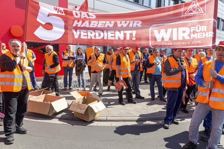 Warnstreick der IG Metall  in Obertshausen