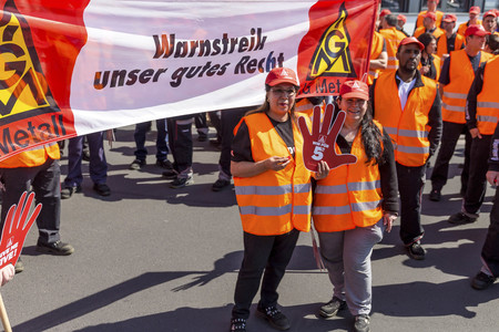 Warnstreick der IG Metall  in Obertshausen