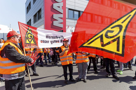 Warnstreick der IG Metall  in Obertshausen
