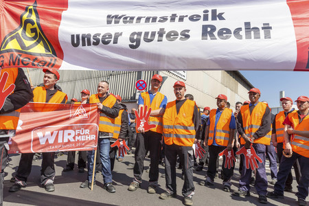 Warnstreick der IG Metall  in Obertshausen