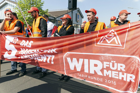 Warnstreick der IG Metall  in Obertshausen
