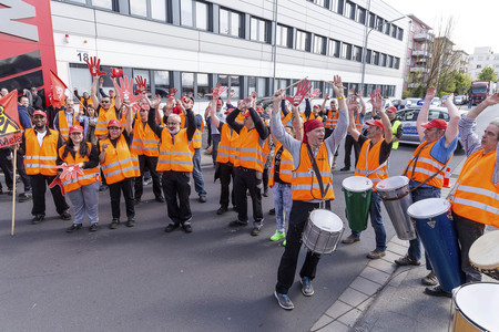 Warnstreick der IG Metall  in Obertshausen