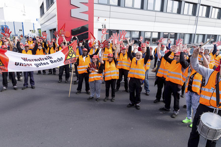 Warnstreick der IG Metall  in Obertshausen