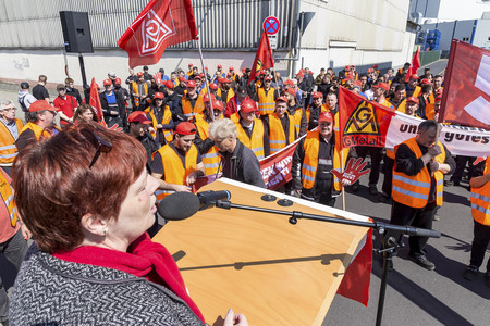 Warnstreick der IG Metall  in Obertshausen