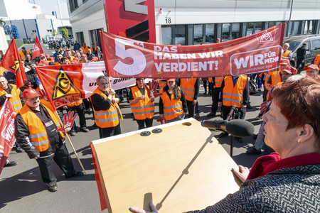 Warnstreick der IG Metall  in Obertshausen