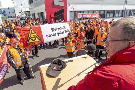 Warnstreick der IG Metall  in Obertshausen