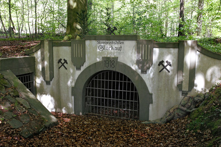DOOR ART: Bergwerkstollentor / Mine Tunnel Gate Bodypainting