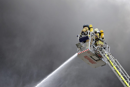 Feuerwehreinsatz bei Großbrand in Berlin-Lichtenberg
