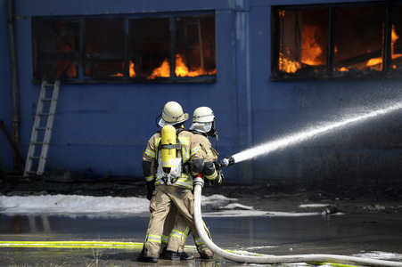 Feuerwehreinsatz bei Großbrand in Berlin-Lichtenberg