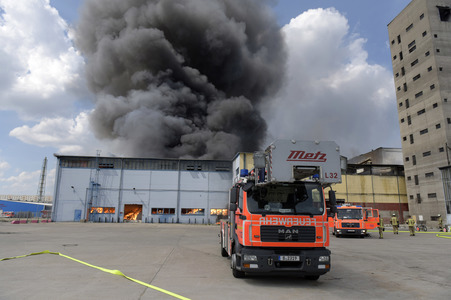 Feuerwehreinsatz bei Großbrand in Berlin-Lichtenberg