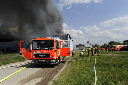 Feuerwehreinsatz bei Großbrand in Berlin-Lichtenberg