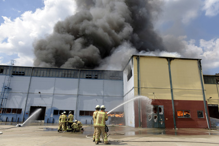 Feuerwehreinsatz bei Großbrand in Berlin-Lichtenberg